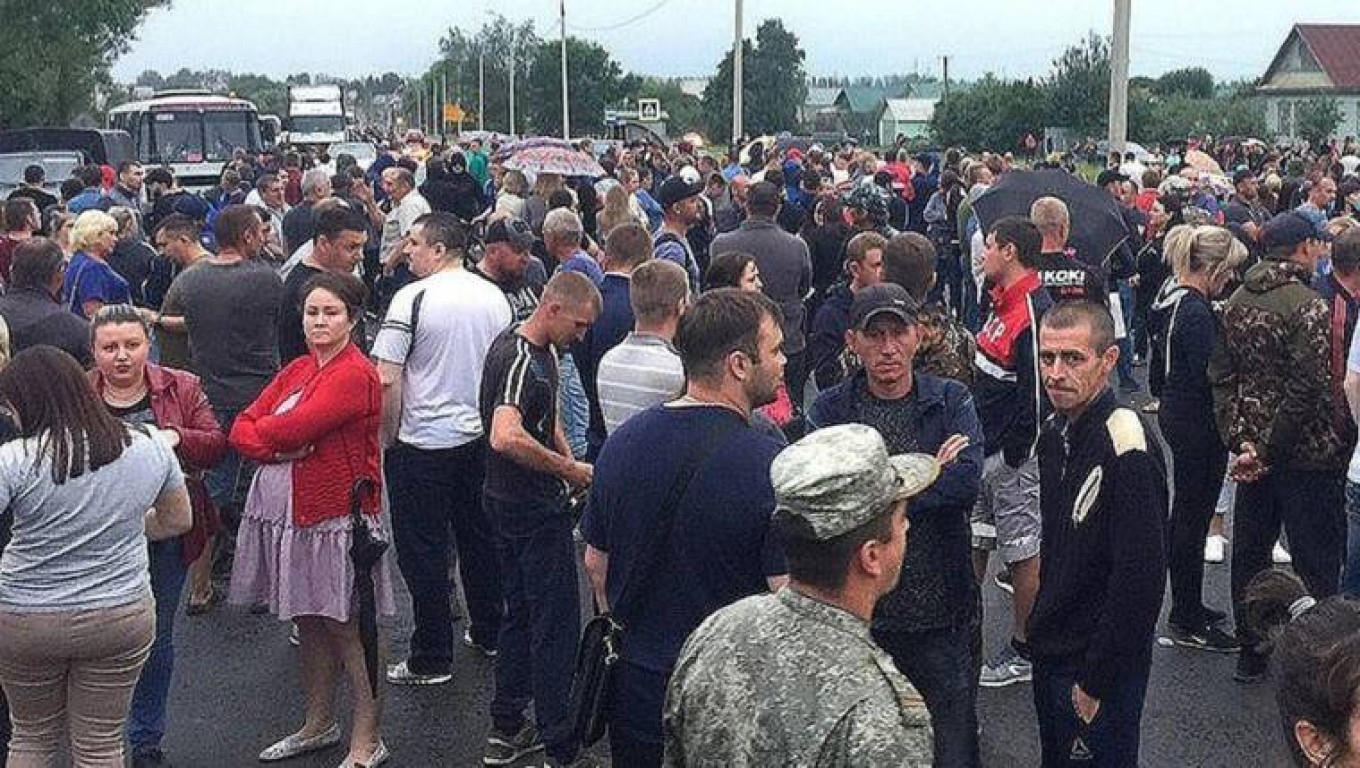 
					An estimated 1,500 people blocked a federal highway in protest after a mass brawl in Chemodanovka.					 					pronedra.ru				