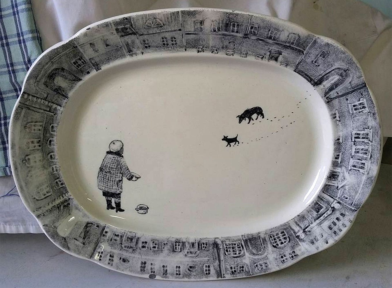 
					Dogs. When a colleague ruined 20 white plates in a kiln, Skvorstova took them and decorated them. 					 									
