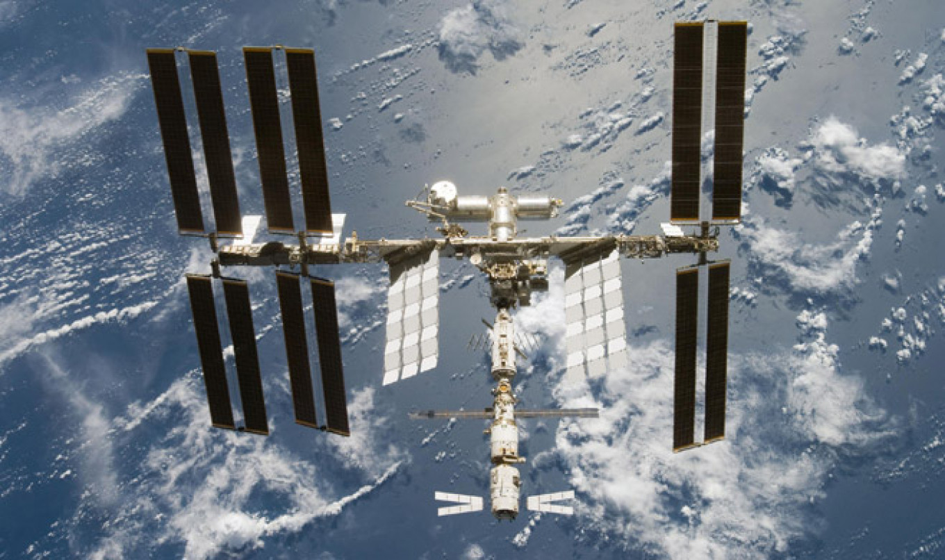 Russia to Stick With ISS Till 2024 as It Preps for Moon Mission