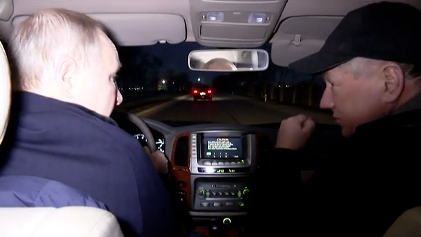 
					Putin (L) and Deputy Prime Minister Marat Khusnullin drive a car in the occupied city of Mariupol. 					 					kremlin.ru				