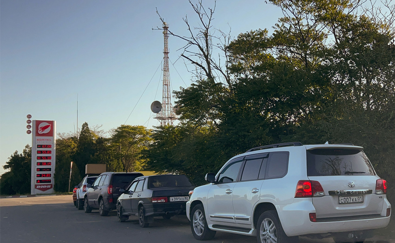 
					Cars lining up outside a filling station in Kerch.					 					 Alyona Popova / TASS				