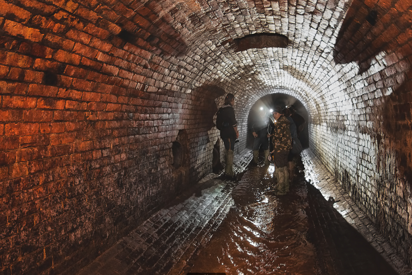 
					The oldest sections of the Neglinnaya tunnels date back to the early 1800s.					 					EXTREMALNAYA MOSKVA				