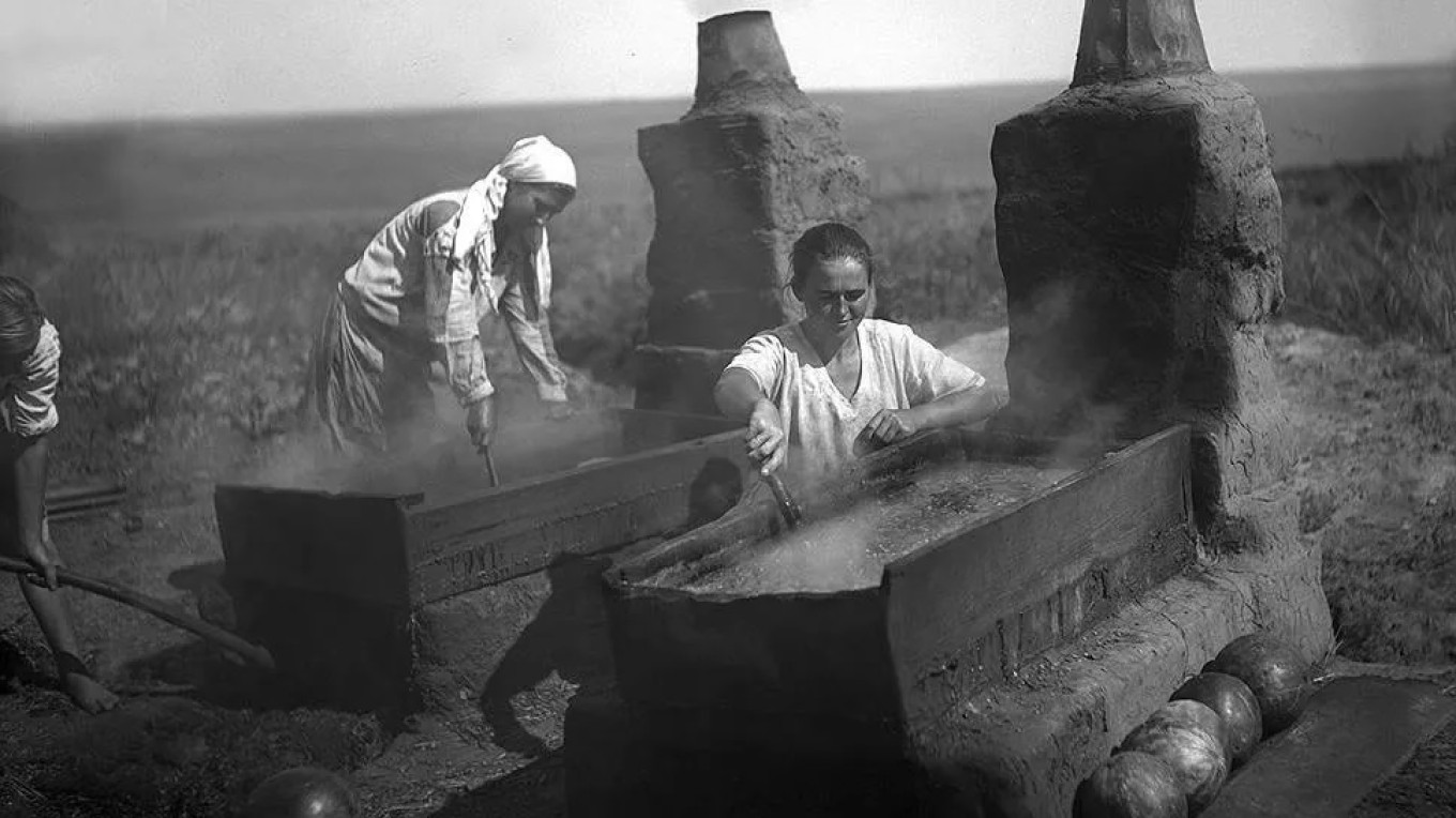 
					Making watermelon honey in the field					 					Early 20th century photo, Wiki Commons				