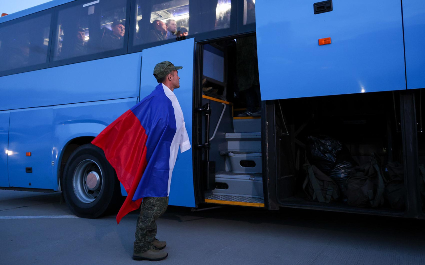 A Russian serviceman freed from Ukrainian captivity returns to Russia. Alexander Patrin / TASS