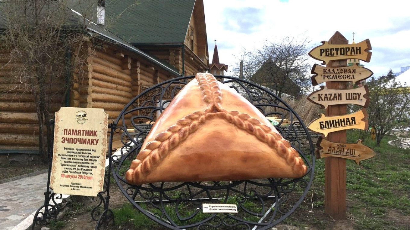 
					Monument to echpochmak in Kazan.					 					Courtesy of authors				