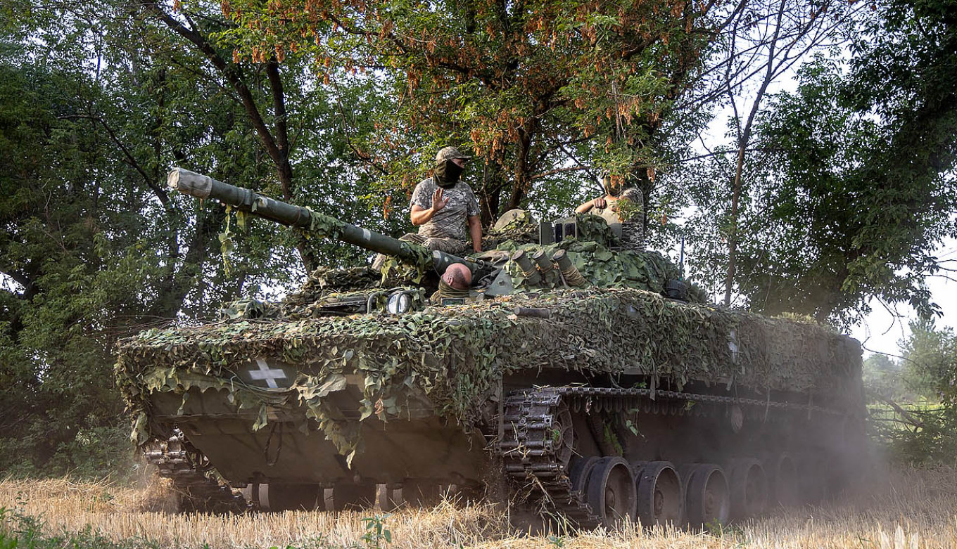 
					Ukrainian military on a captured Russian BMP-3 near Vugledar.					 					Mil.gov.ua				