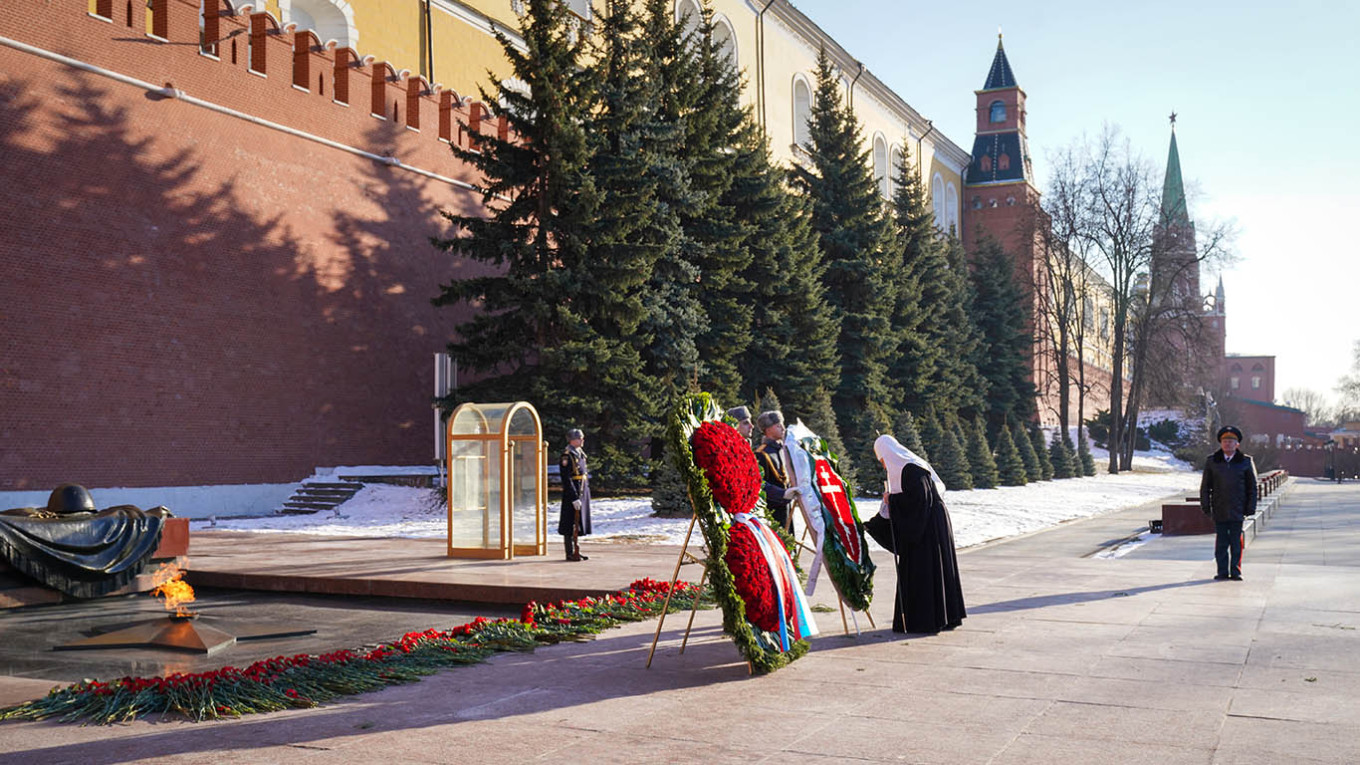 
					Patriarch Kirill laid a wreath at the Tomb of the Unknown Soldier near the Kremlin. 					 					Sergei Vlasov / patriarchia.ru				