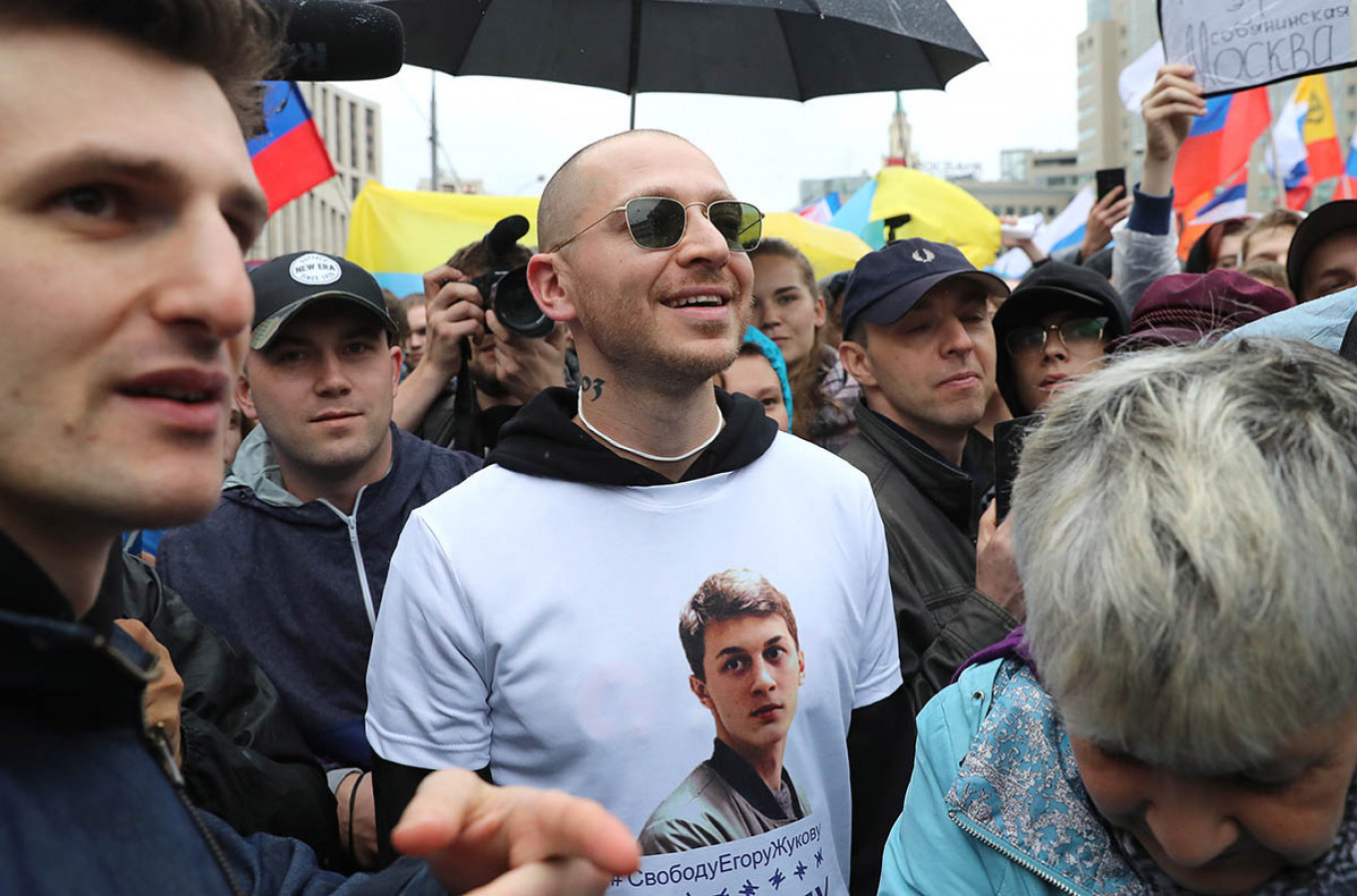 
					Rapper Oxxxymiron attended last Saturday's protest wearing a T-shirt in support of Zhukov.  					 					Sergei Savostyanov / TASS				