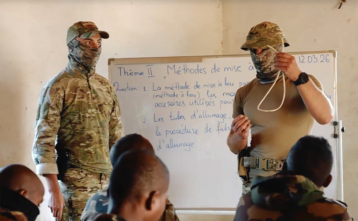 
					Africa Corps fighters give a lecture in Africa.					 					Africa Corps / VK				