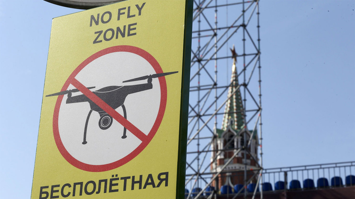 Tanda 'Zona Dilarang Drone' dipasang di depan Lapangan Merah di Moskow.  Andrei Nikerichev / Kantor Berita Moskow