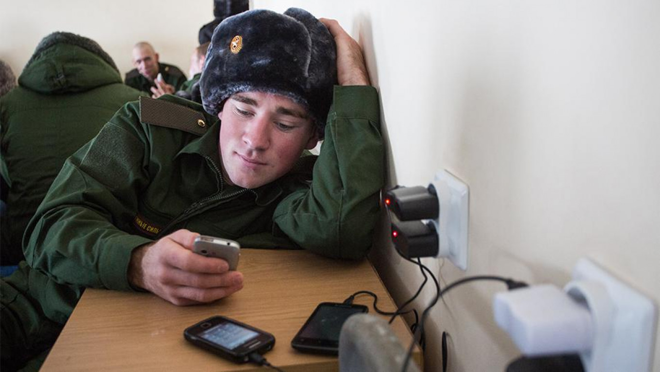 Какое значение о придают российские военные сми. Солдат с телефоном. Военный телефон. Смартфон в армии. Солдат с мобильником.