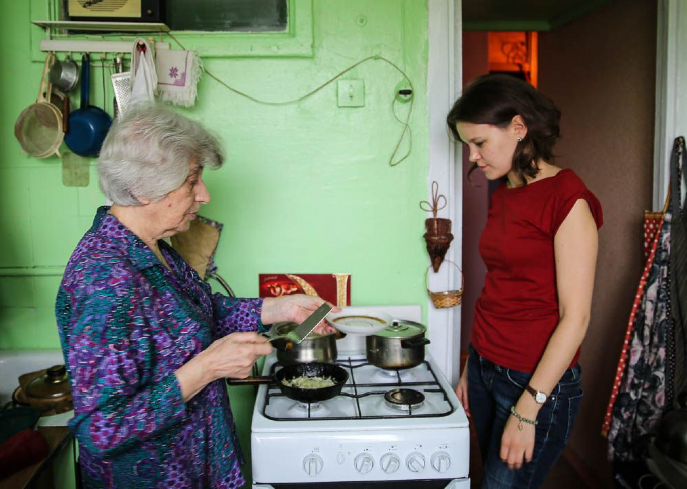 
					Cooking in a small Soviet-era kitchen could be challenging.					 					Jennifer Eremeeva / MT				