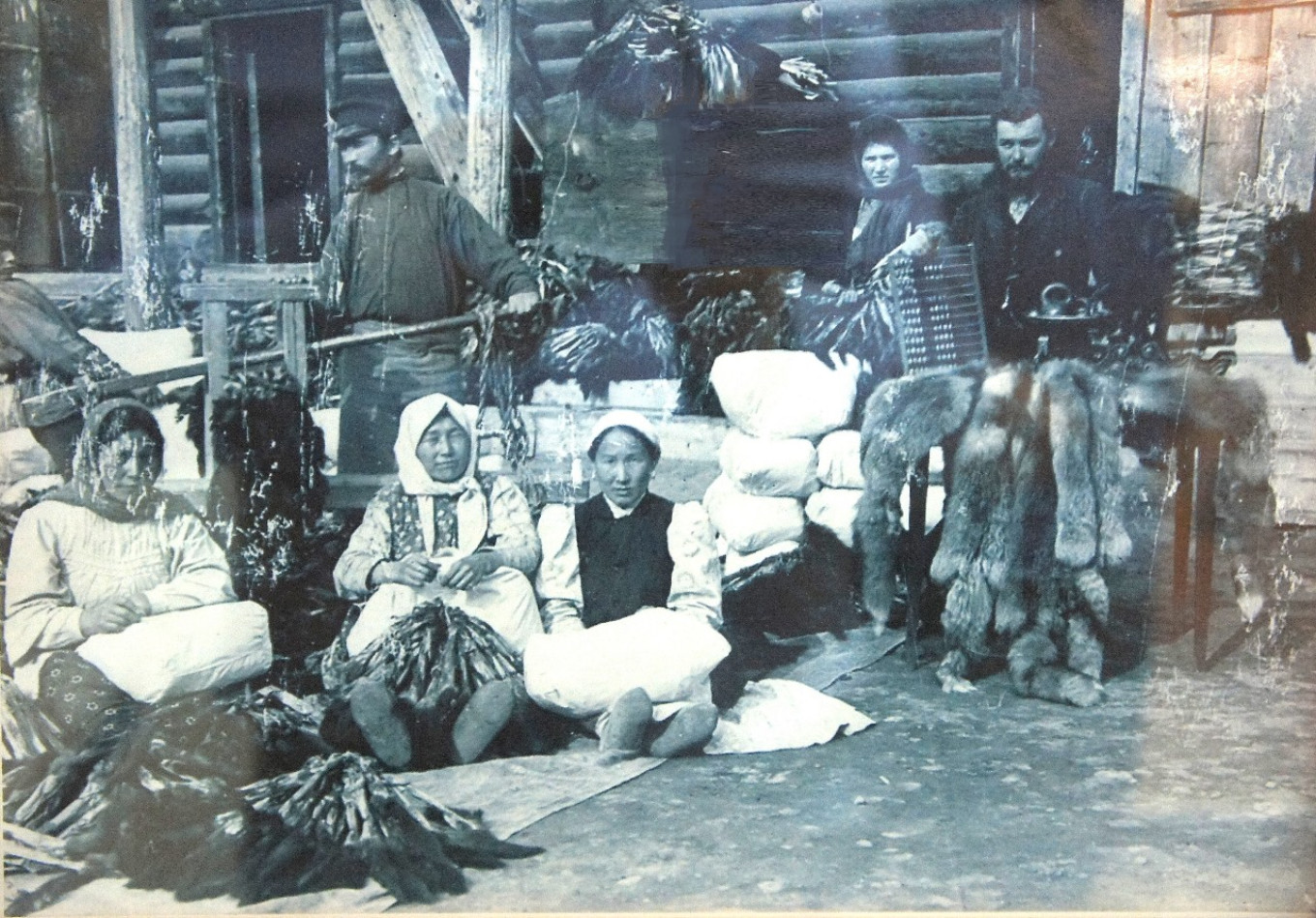 
					Yakut peasants at the market (1900s). 					 					Courtesy of Museum of the History and Culture of the Peoples of the North, Yakutsk				