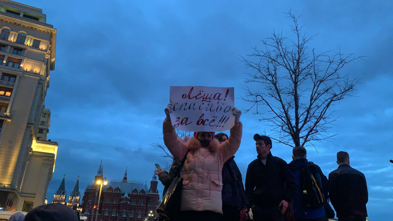 A man holds a placard thanking Navalny.					 					Pjotr Sauer / MT