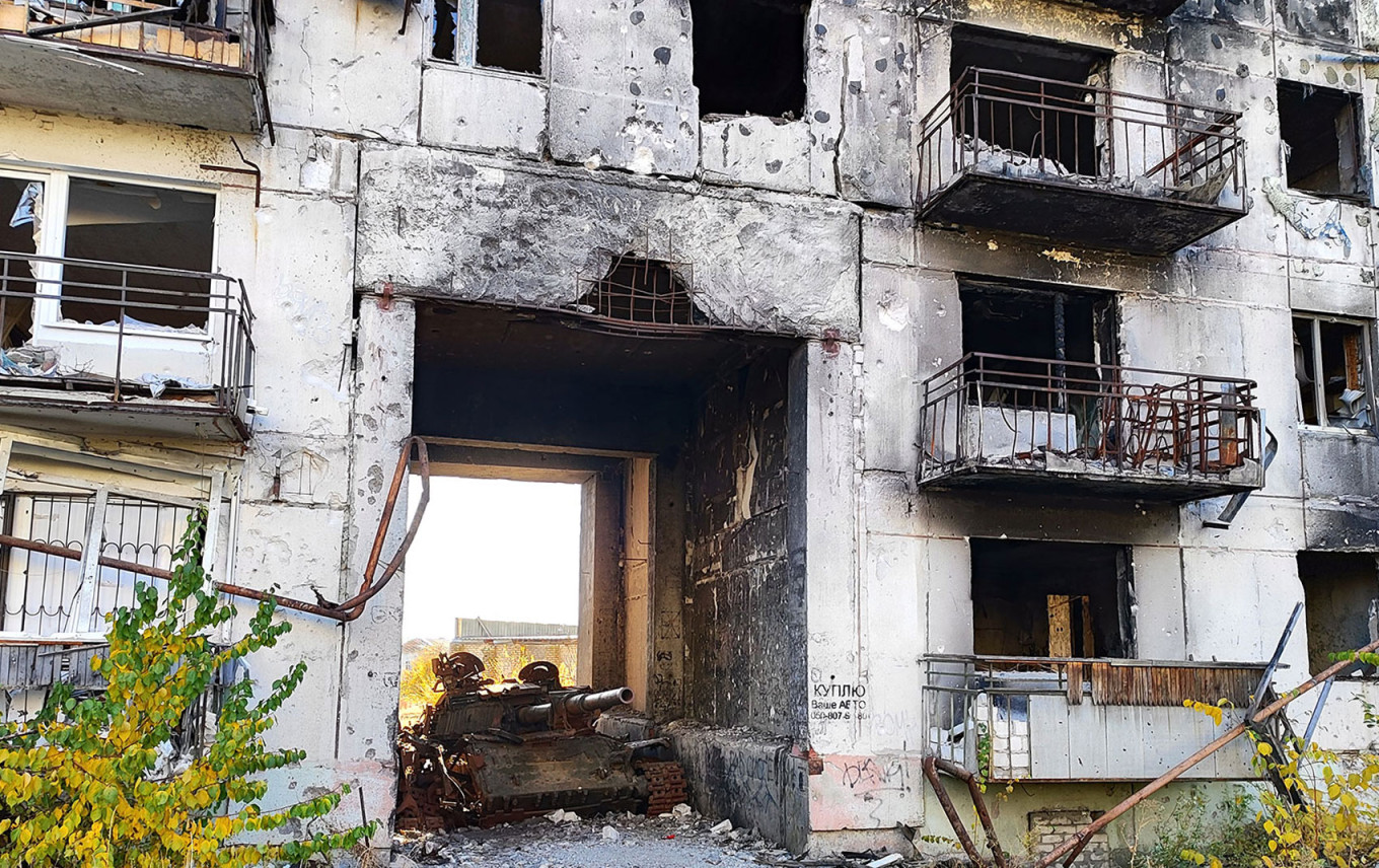 
					A destroyed Ukrainian tank in an apartment building's archway.					 					MT				