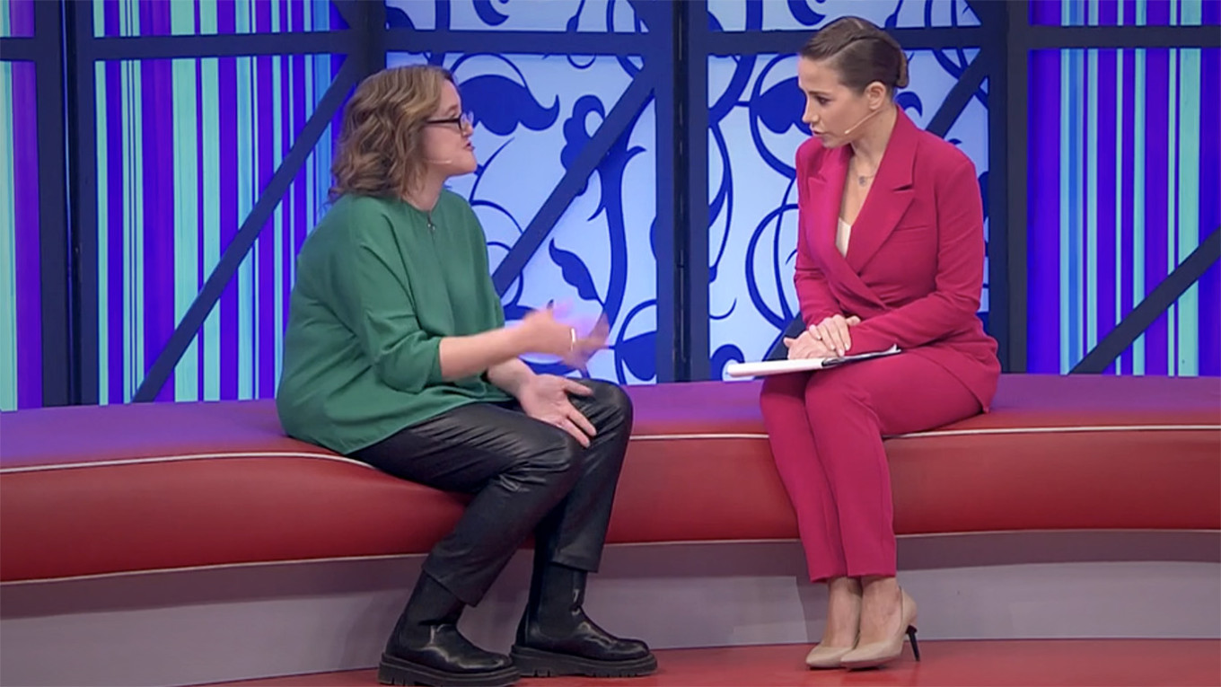 
					Alyona Yermilova (L) and host Yulia Baronovskaya (R) in the Channel One studio.					 					1tv.ru				