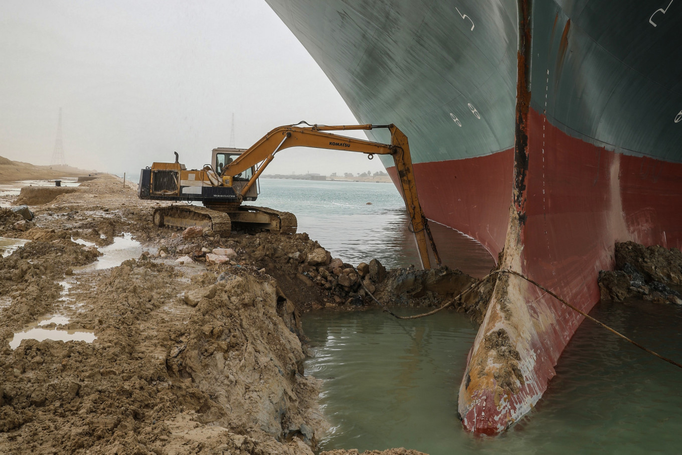 
					The 400-meter Ever Given ship has brought traffic through the Suez Canal to a standstill.					 					DPA / Tass				