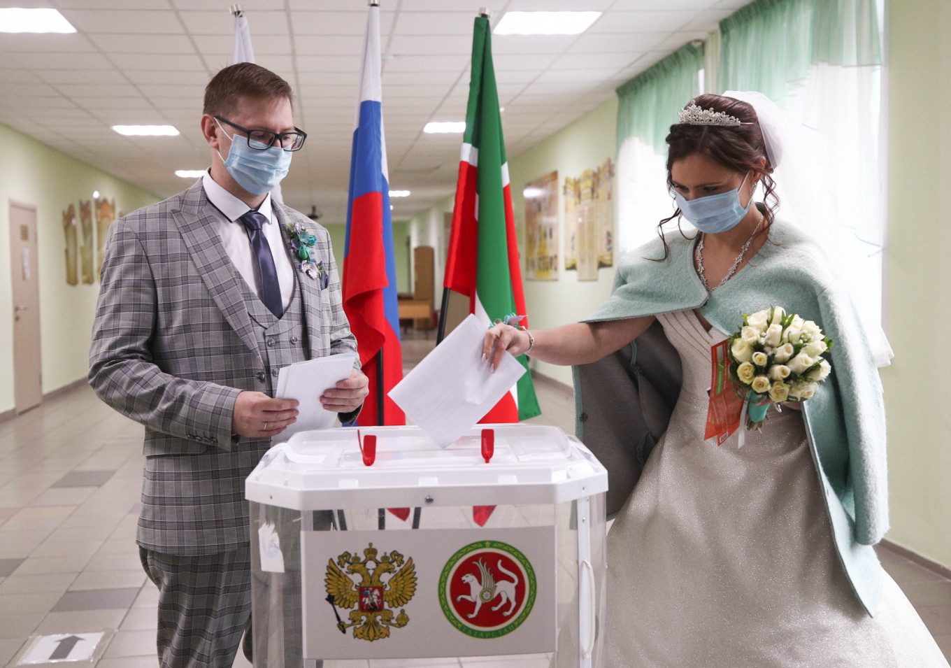 
					Newlyweds cast their vote in Kazan. 					 					Yegor Aleyev/TASS				