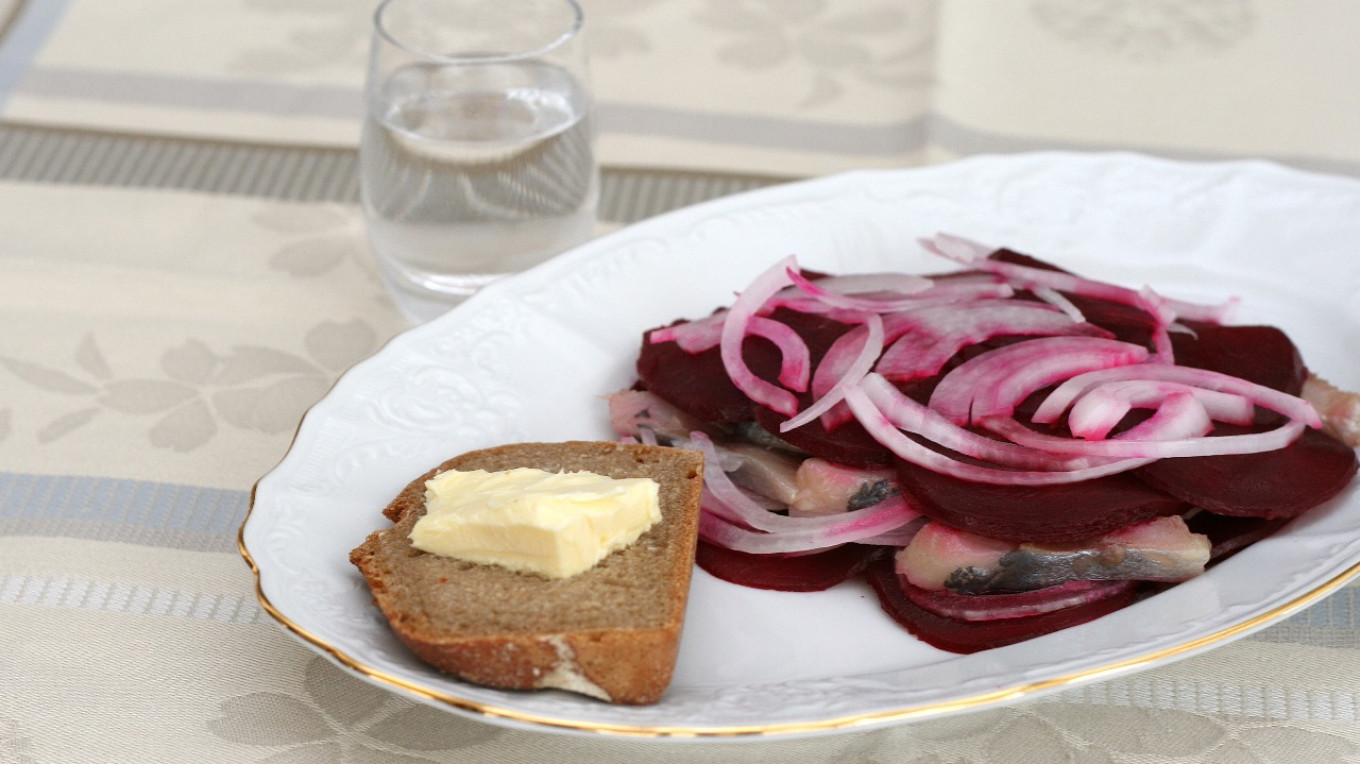 
					Herring under a fur jacket.					 					Courtesy of authors				