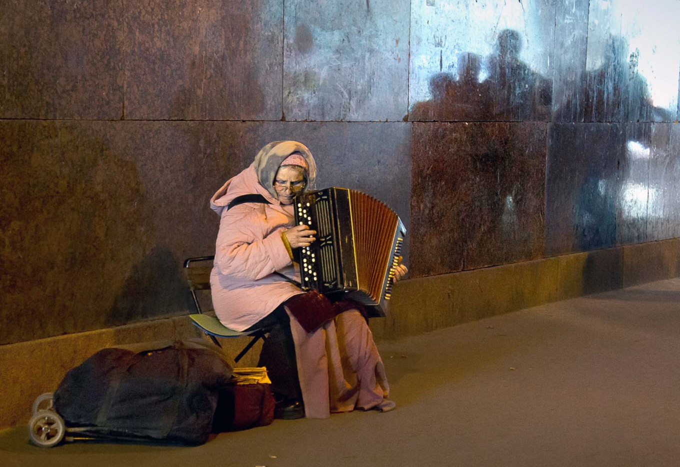 
					A musician playing to passing commuters at Belorusskaya metro station.					 					Vladimir Filonov / MT				