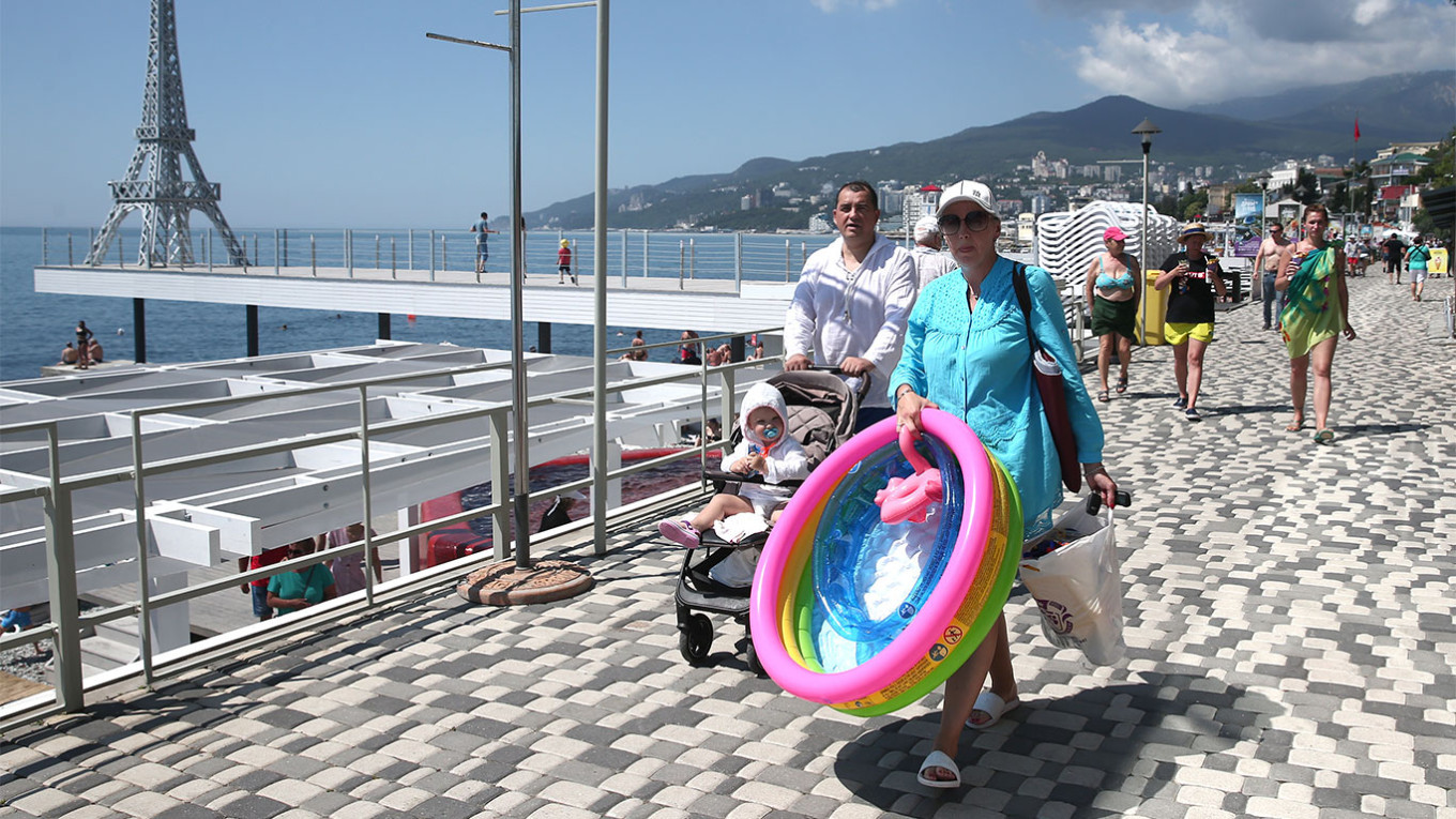 
					Vacationers on the seafront in Yalta, Crimea.					 					Sergey Malgavko / TASS				