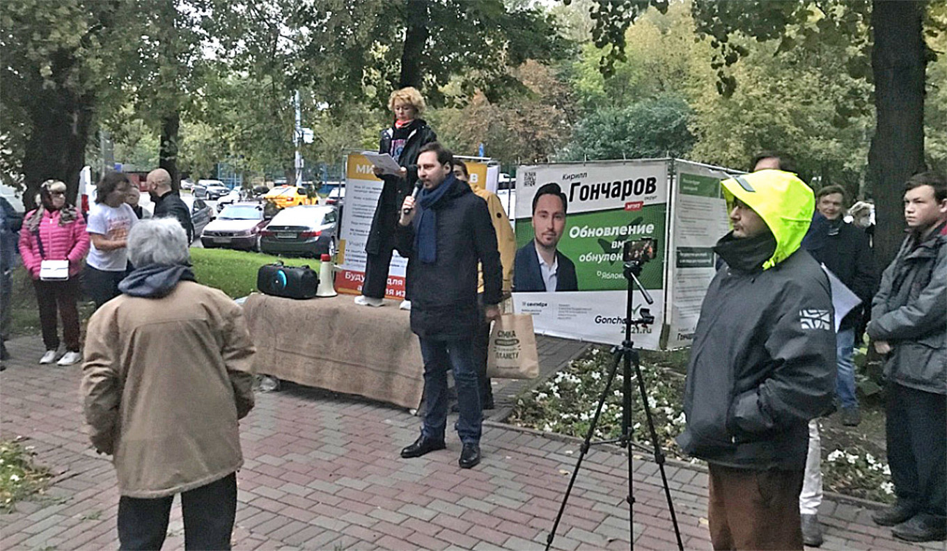 Kandidat Yabloko Kirill Goncharov pada rapat umum bersama menentang proyek pembangunan jalan baru.  Felix Lig/MT