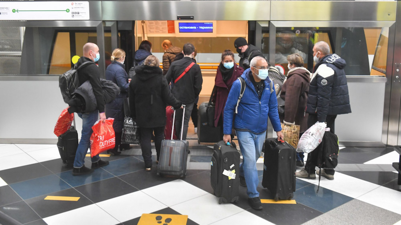   Russia Imposes 14-Day Quarantine for UK Arrivals Due to Mutated Virus - The Moscow Times