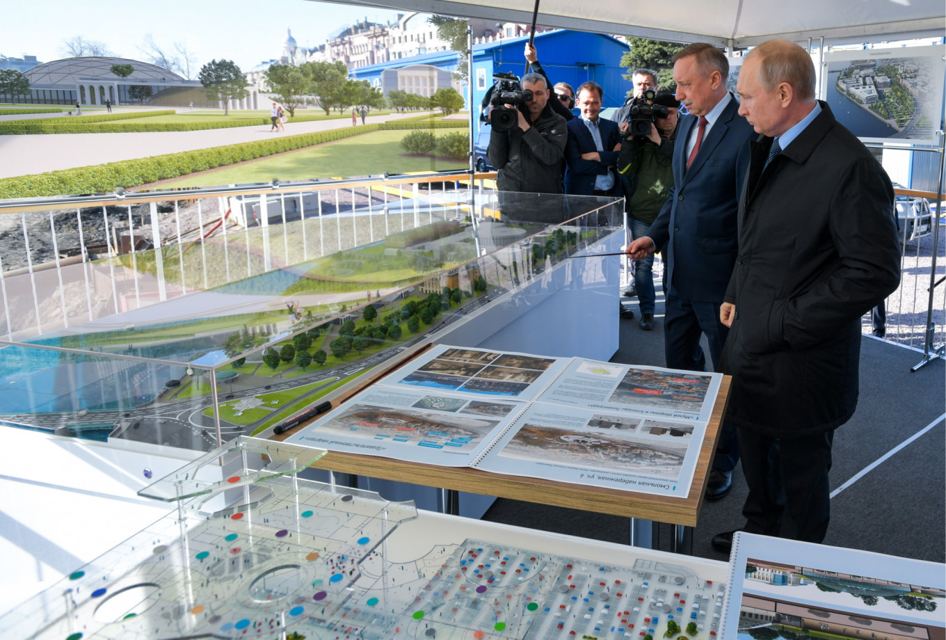 
					Beglov showing plans for a new Art Park to President Putin.					 					Alexei Druzhinin / TASS 				