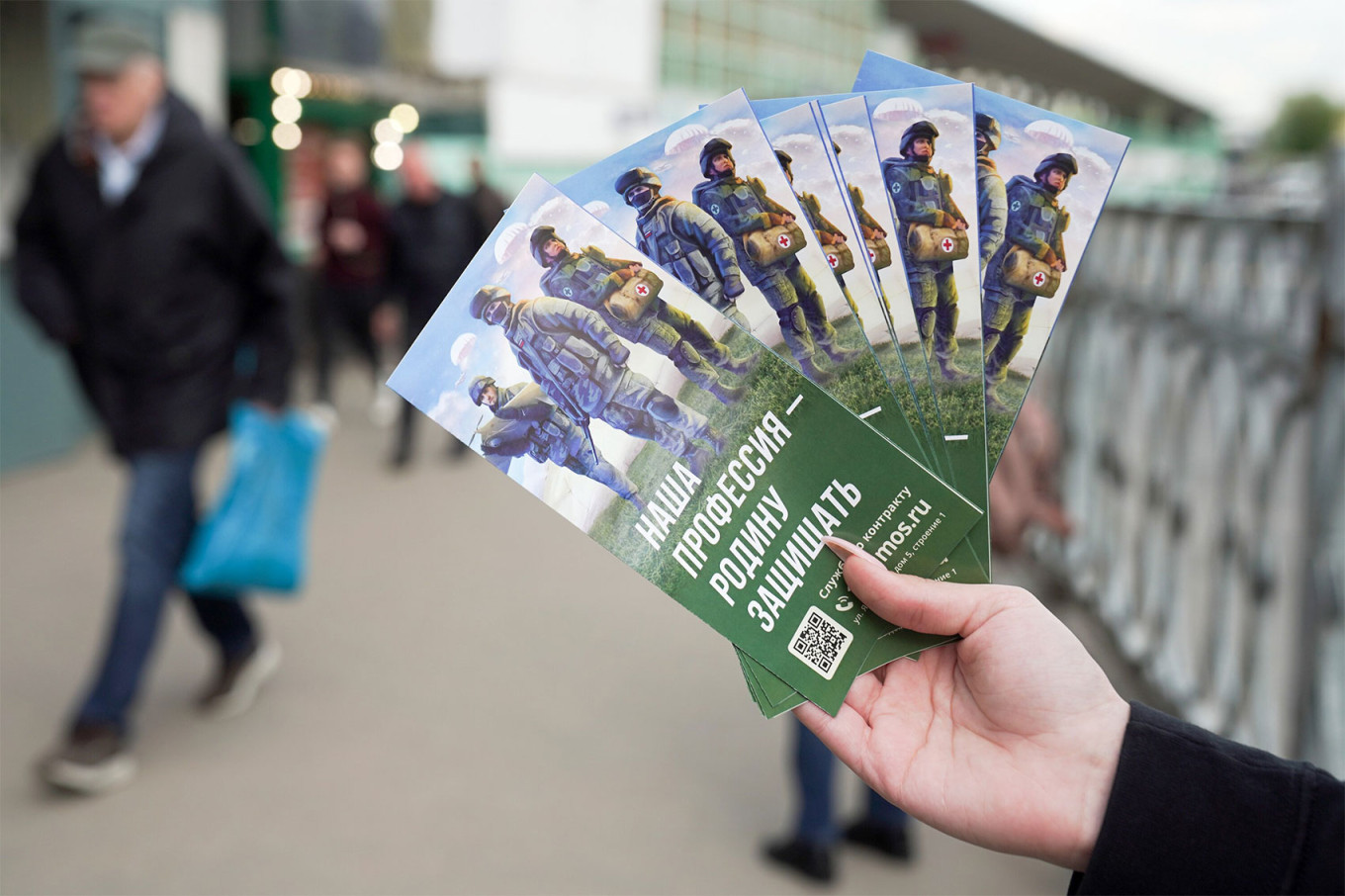 
					Distribution of military recruitment leaflets in Moscow. 					 					Pelagia Tikhonova / Moskva News Agency				