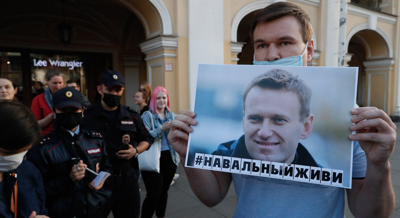Врачи запрещают эвакуацию Навального в Германию, поскольку замешательство окружает наличие яда в системе