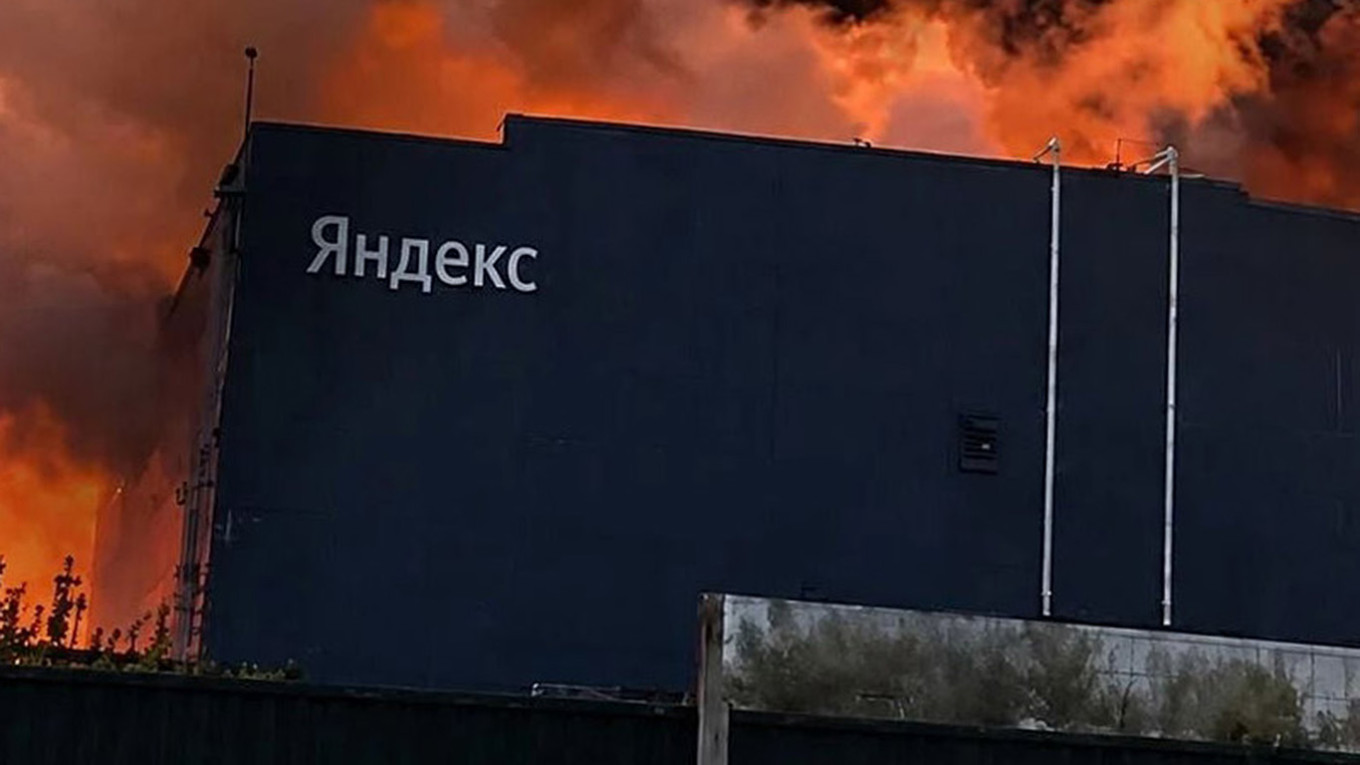 
					Smoke billows from Yandex's Sasovo hub.					 					@exilenova_plus / Telegram				