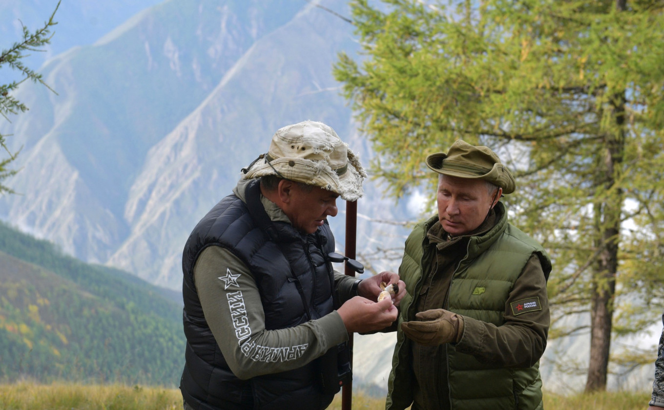 
					President Vladimir Putin and Defense Minister Sergei Shoigu.					 					Kremlin.ru				