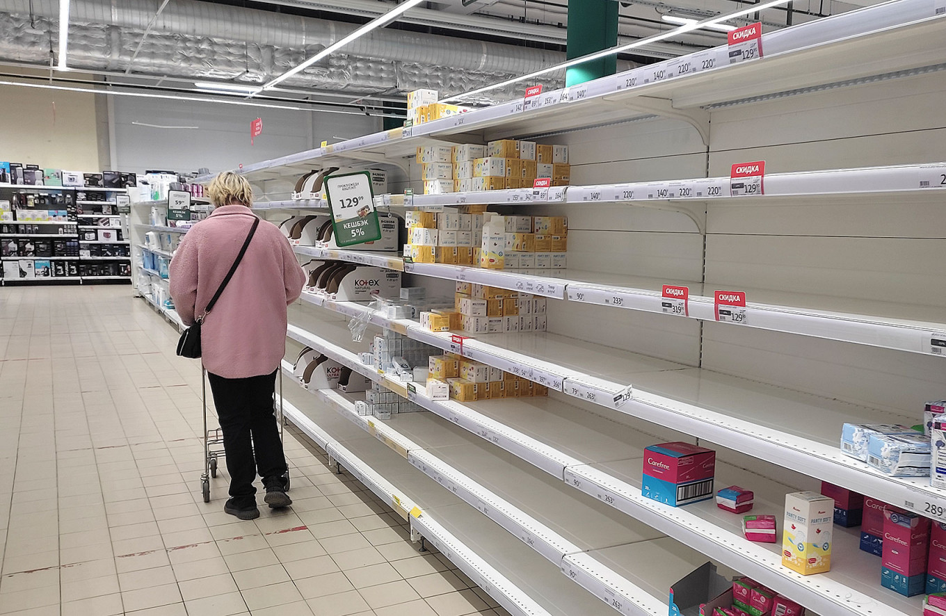 
					Empty shelves in a supermarket in Moscow.					 					MT				