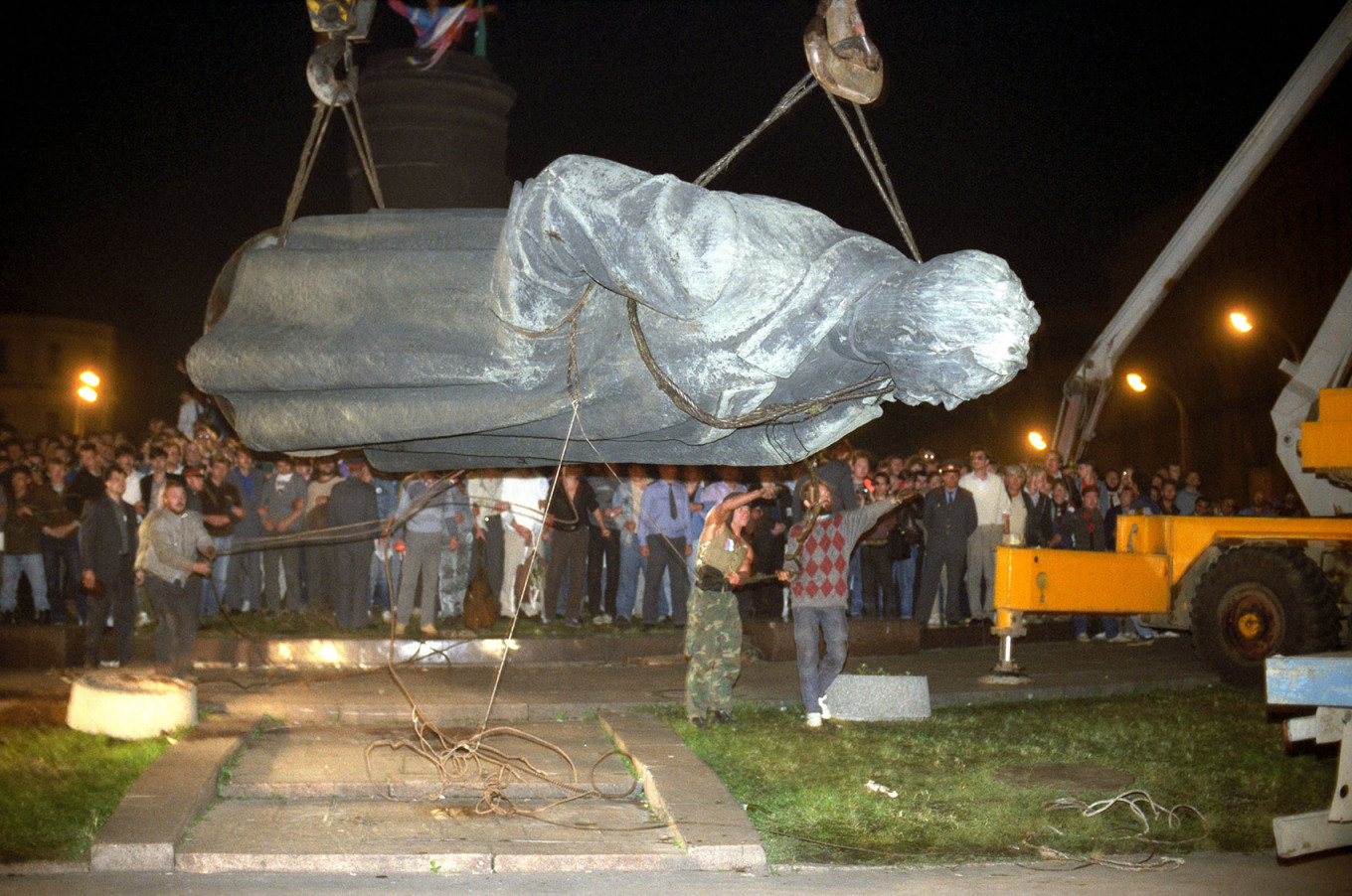 
					Dismantling the Dzerzhinsky monument on Lubyanka Square in Moscow on Aug 23, 1991.					 					Andrei Soloviev, Gennady Khameljyanin / TASS				