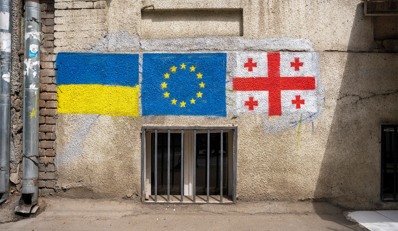 Seni jalanan di Tbilisi menampilkan bendera Ukraina, Eropa, dan Georgia secara berdampingan.  Antoine Boureau / Hans Lucas melalui Reuters Connect