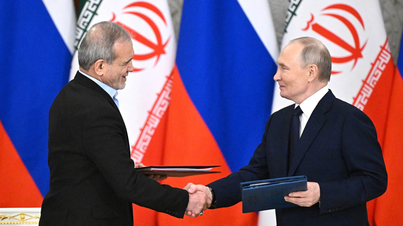 Iran's President Masoud Pezeshkian and Vladimir Putin. kremlin.ru