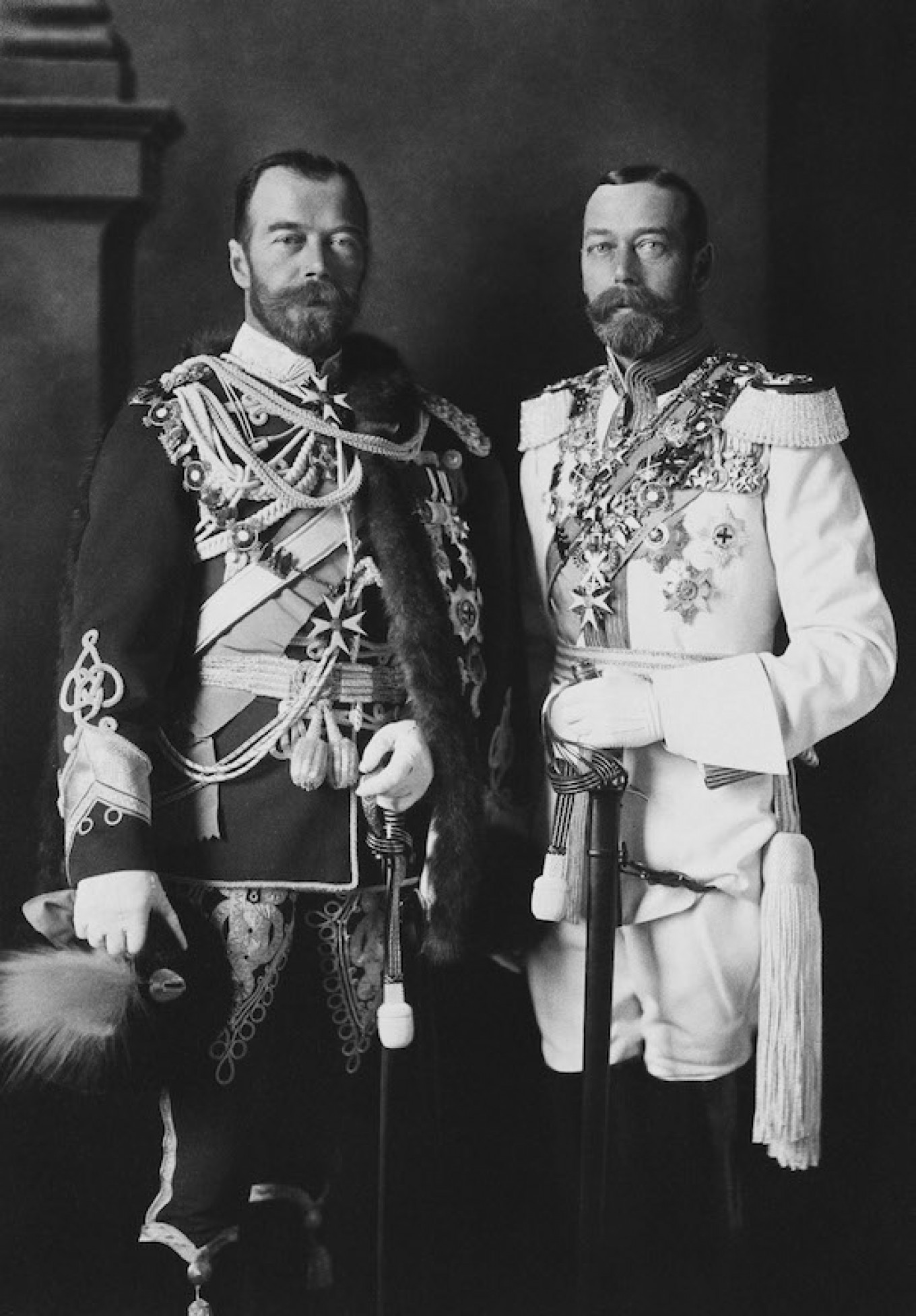 Tsar Nicholas II (kiri) dan Raja George V di Berlin, Jerman, Mei 1913. Proyek1917