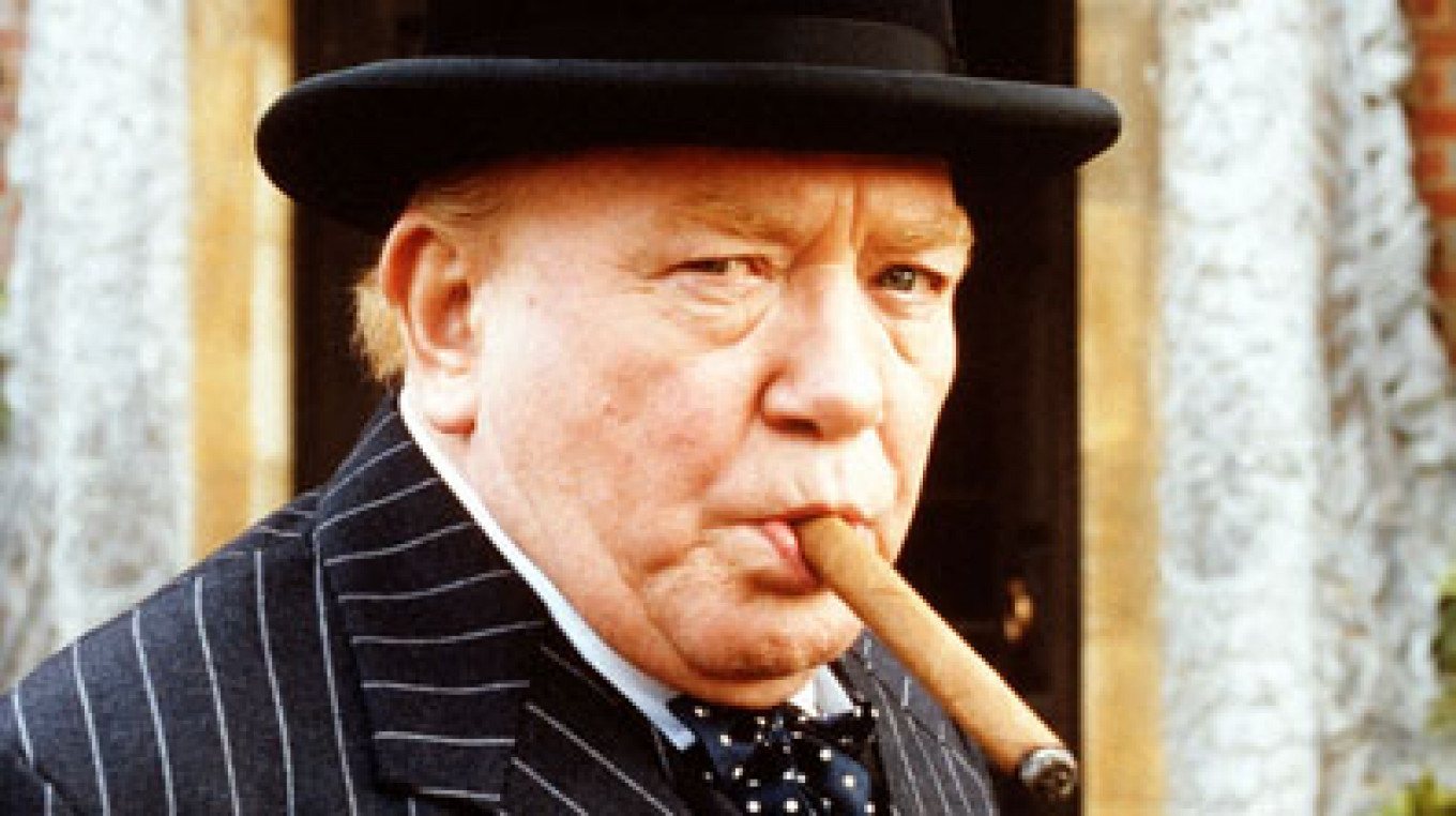 Albert Finney sebagai Winston Churchill "Badai berkumpul."bbc.com