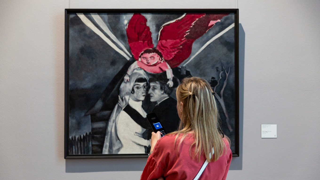 
					An audio-guide helps a visitor understand Marc Chagall's "The Wedding," 1918					 					Courtesy of the State Tretyakov Gallery				