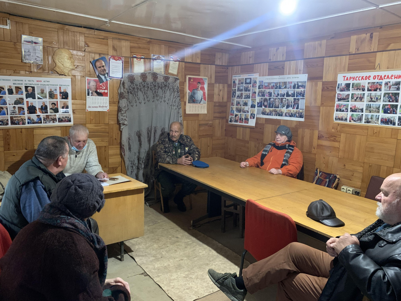 
					Veteran Communist Party member Alexander Golovanov addresses a group of concerned citizens.					 					Pjotr Sauer/ MT				