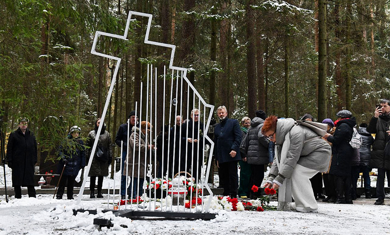 
					Memorial’s activists in St. Petersburg have erected a new memorial to Polish victims of terror in place of the destroyed cross aton the Levashovo Memorial Cemetery.					 					Paperpaper				