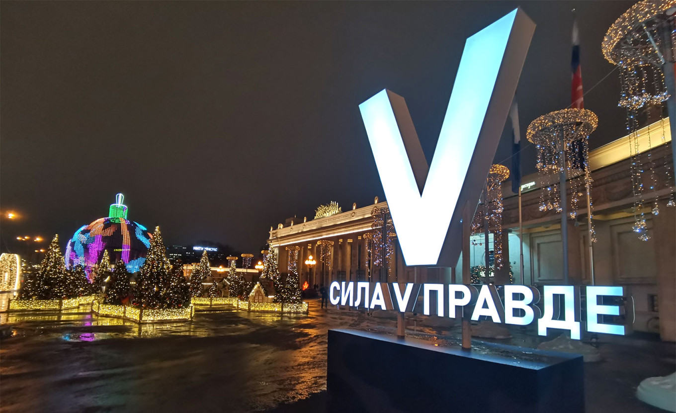 The pro-war letter V is captioned "Strength in truth" at the entrance to Gorky Park in Moscow. Moskva News Agency