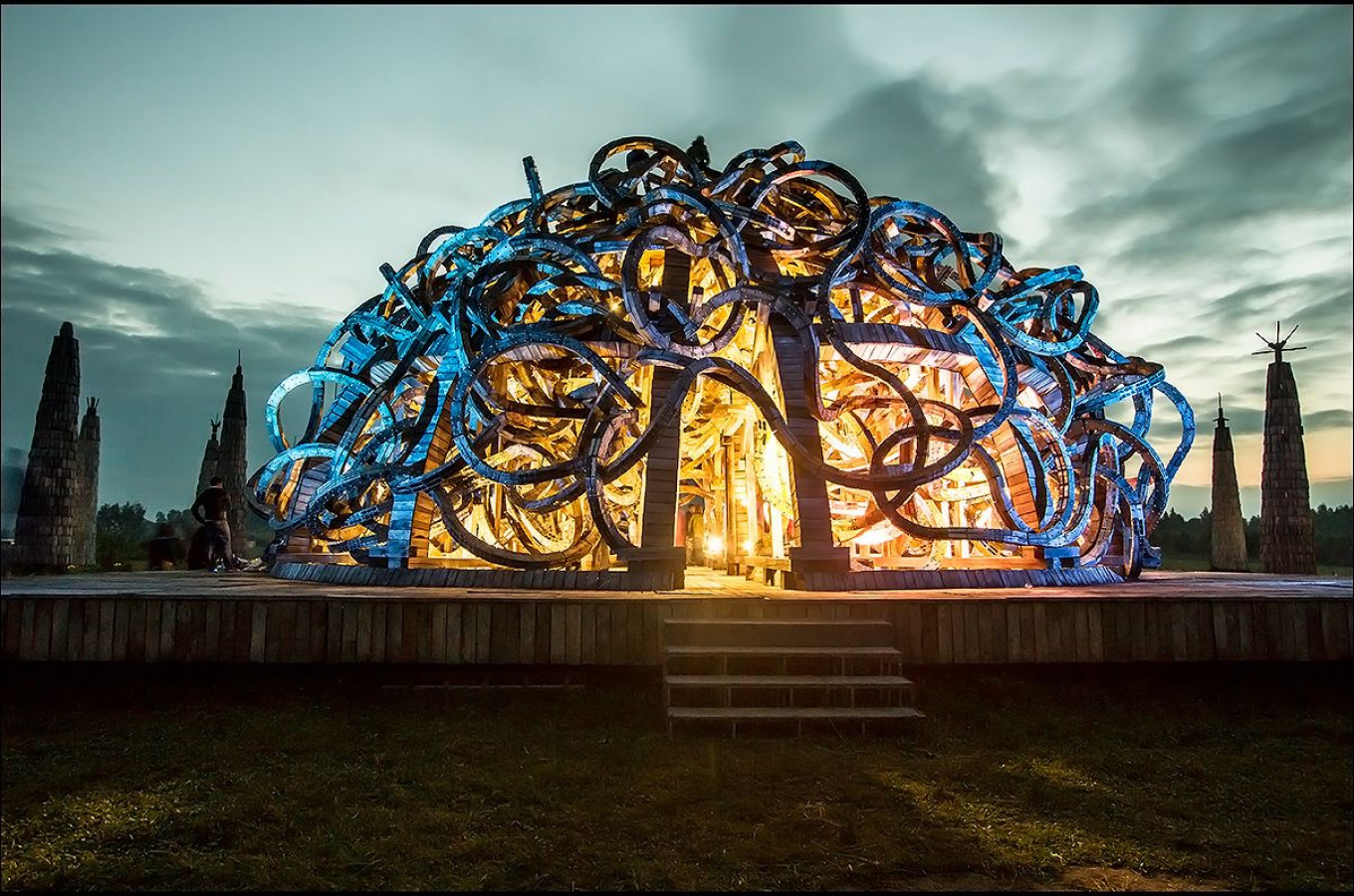 
					One of the numerous land art installations at Nikola-Lenivets.					 					ANDRIVE.RU				