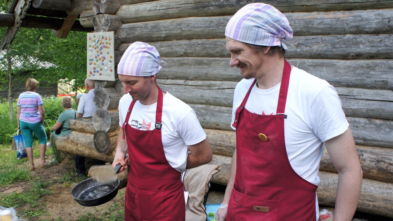 
					Karelians from the town of Likhoslavl (Tver Region) cooking at a culinary festival.					 					Olga and Pavel Syutkin				