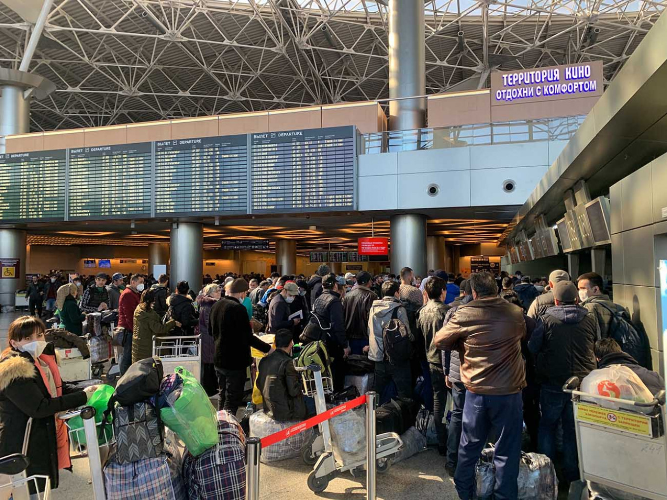 Penutupan perbatasan akibat virus corona membuat pekerja migran terdampar di bandara Moskow
