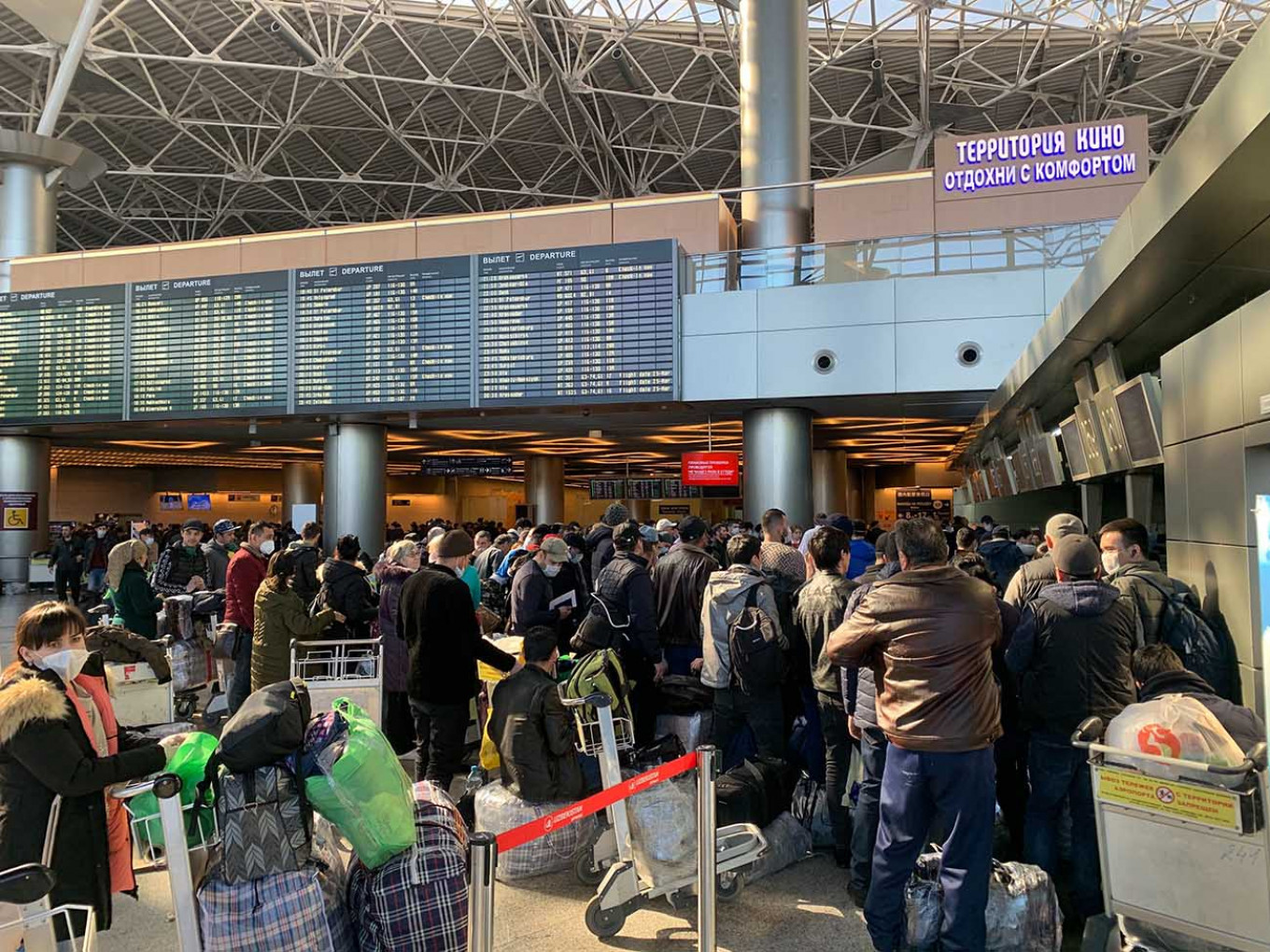 
					Crowds of Uzbek citizens were hoping to make it onto a charter flight to Tashkent Tuesday afternoon.					 					Evan Gershkovich / MT				