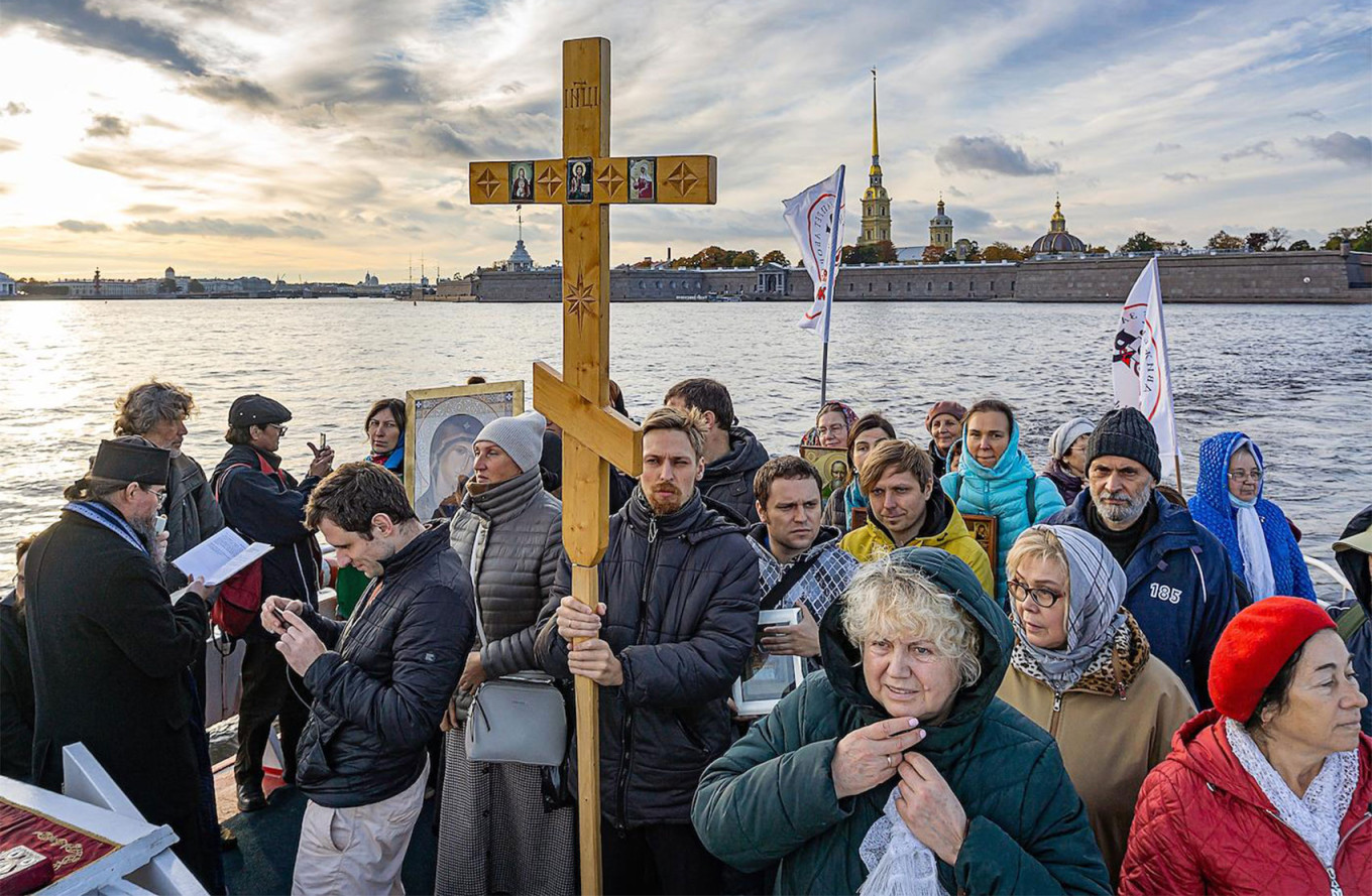 
					An annual procession along the rivers and canals of St. Petersburg in support of the nationwide collection of signatures to ban abortion, organized by the anti-abortion Warriors of Life movement.					 					Igor Nikitin / Kommersant				
