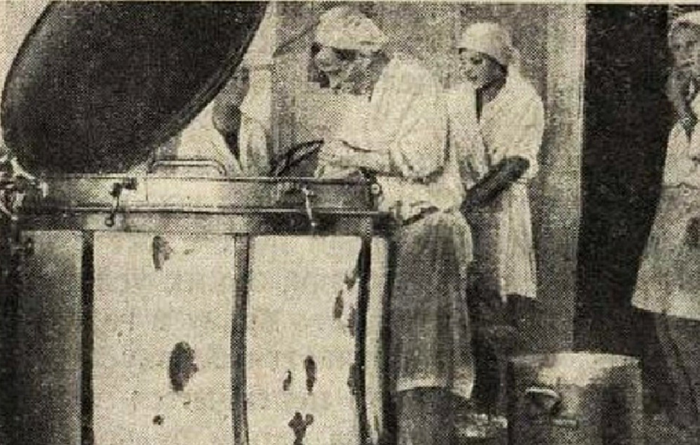 In the factory kitchen of the Stalingrad Tractor Plant (1933). Wikimedia Commons