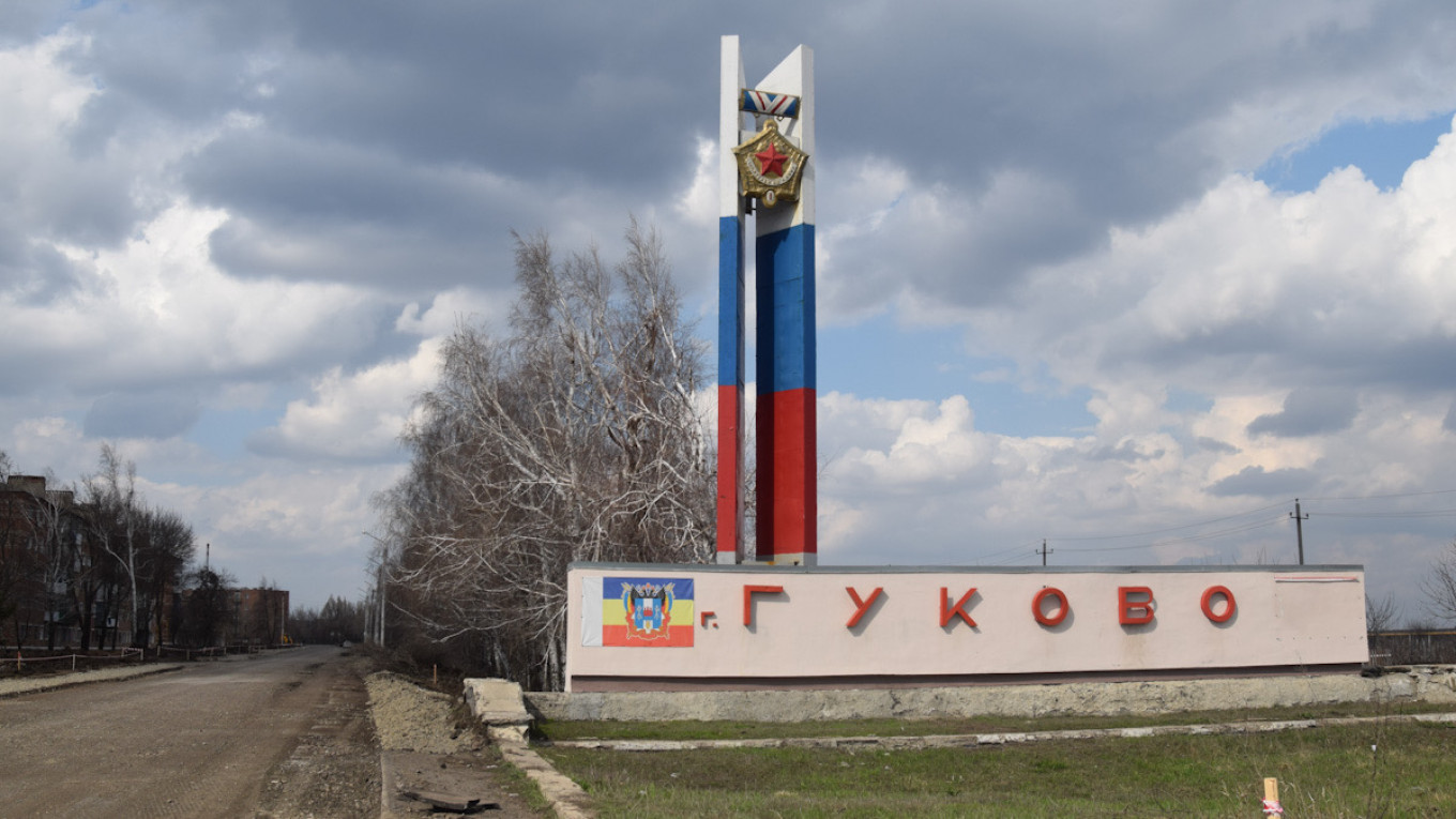 A sign welcomes visitors to Gukovo. Pjotr Sauer/MT