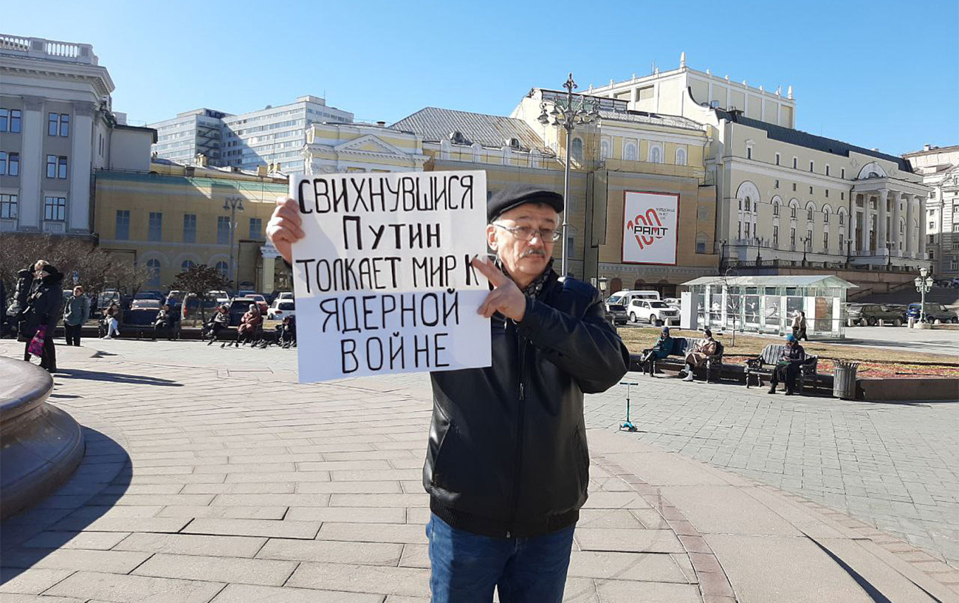 Oleg Orlov dengan poster di Moskow tengah bertuliskan: "Crackpot Putin Mendorong Dunia ke Perang Nuklir."Pusat Peringatan / Telegram